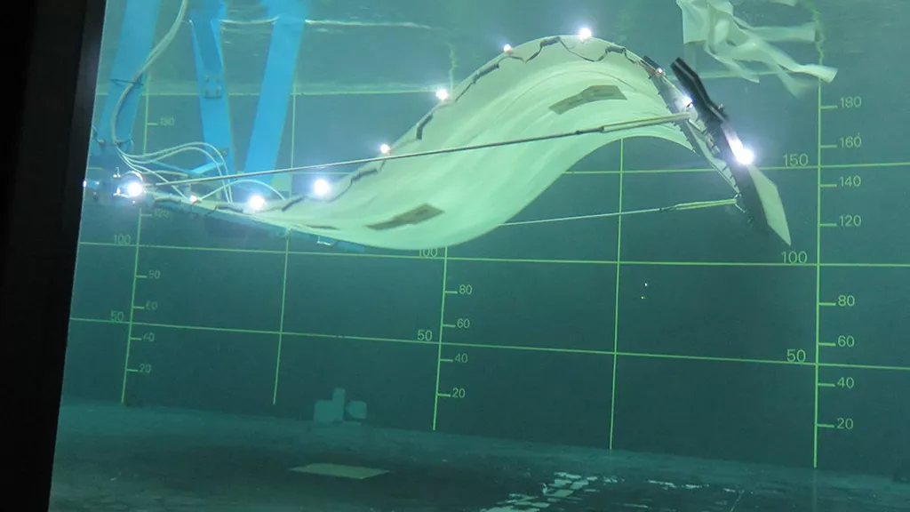 La membrane biomimétique, inspirée de la nage des poissons, a changé le matériau : la fibre de verre, plus souple, a remplacé le carbone époxy.  - Yélé Consulting