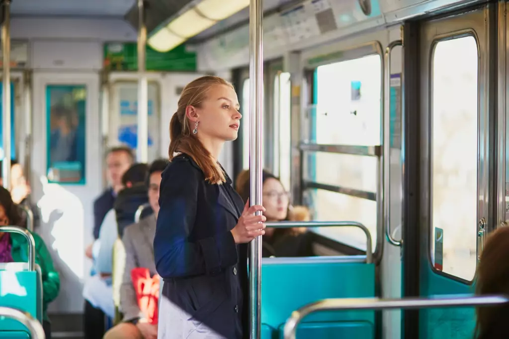 Jeune femme voyageant dans une rame du métro parisien - Yélé Consulting